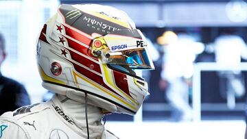 Lewis Hamilton y su casco del año pasado.