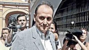 <b>NUEVA REUNIÓN. </b>Manuel Ruiz de Lopera, tras su almuerzo en el Restaurante La Isla con el 'Grupo B'.