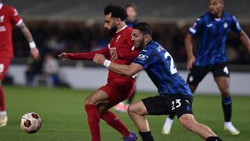 Bergamo (Italy), 18/04/2024.- Liverpool's Mohamed Salah and Atalanta's Sead Kolasinac (R) during the UEFA Europa League quarterfinal 2nd leg soccer match between Atalanta BC and Liverpool FC at the Bergamo Stadium in Bergamo, Italy, 18 April 2024. (Italia) EFE/EPA/MICHELE MARAVIGLIA
