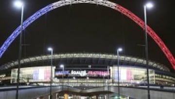 El arco de Wembley, iluminado con los colores de la bandera francesa como homenaje a las v&iacute;ctimas del atentado.
 