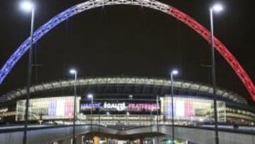 El arco de Wembley, iluminado con los colores de la bandera francesa como homenaje a las v&iacute;ctimas del atentado.
 