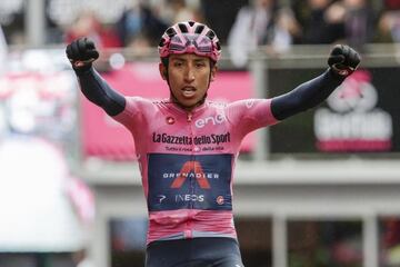 La lluvia y la nieve parecían ser las protagonistas de la etapa 16 del Giro de Italia, pero fue Egan Bernal el que brilló y se quedó con la victoria en la etapa reina, que tuvo que ser recortada por las condiciones climáticas. El Passo Giau se convirtió en la nueva Cima Coppi, logrando el récord en el ascenso al puerto de montaña más alto de la competencia. La ventaja le permitió quitarse la chaqueta y mostrar con orgullo su maglia rosa, esta vez los brazos sí estuvieron en alto. Las diferencias eran cada vez mayores y el sueño rosa parecía cada vez más real.