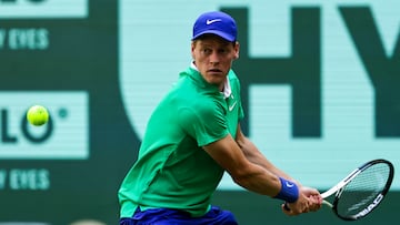 Jannik Sinner durante su partido con Yannick Hanfmann en Halle, Alemania.