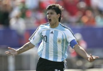 Agüero celebra el primer gol de Argentina a la República Checa durante el Mundial Sub 20 de Canadá 2007.