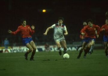 25 de marzo de 1981. España consiguió en Wembley la primera victoria ante el equipo inglés en su casa (1-2), precisamente el mismo día de la liberación de Quini. En la imagen Paul Mariner entre Gordillo y Camacho.