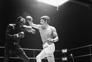 Carlos Monzón falleció con 52 años en 1995. Está reconocido, casi por la totalidad de expertos argentinos, como el mejor púgil que ha dado Argentina. Se proclamó campeón mundial WBC y WBA en el peso medio en 1970 y retuvo esos cinturones hasta 1977, cuando decidió retirarse. Lo hizo con un récord de 87 victorias (59 KO), 3 derrotas y 9 nulos. Llama la atención que las tres derrotas las sufrió en sus primeras 19 peleas. Una vez fue campeón nadie le consiguió quitar esos títulos. Fue inducido al Salón de la Fama en 1990 y la revista The Ring le ha situado como el undécimo mejor púgil de la historia. 