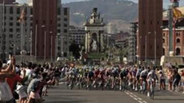 <b>BARCELONA SALIÓ A LA CALLE. </b>Los ciclistas pasan por la Plaza de España poco antes de afrontar las primeras rampas de Montjuïc. La Vuelta no llegaba allí desde 1999.