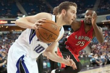 Nik Stauskas, directo hacia canasta pese a la oposición de Jordan Hamilton.