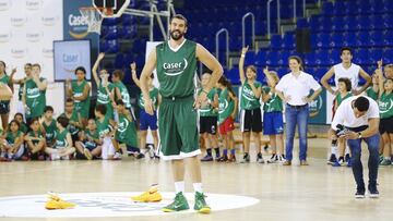 Marc Gasol, en el Palau Blaugrana de Barcelona, donde ha participado en un acto con niños patrocinado por la empresa Caser.