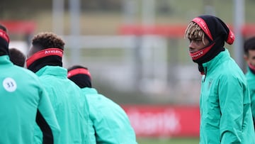GRAFCAV1715. LEZAMA (BIZKAIA), 10/12/2024.-El jugador del Athletic Nico Williams prepara el partido de Liga Europa del miércoles ante el Fenerbahce en Estambul, y posterior viaje a la ciudad turca. EFE/Luis Tejido