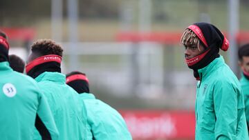 GRAFCAV1715. LEZAMA (BIZKAIA), 10/12/2024.-El jugador del Athletic Nico Williams prepara el partido de Liga Europa del miércoles ante el Fenerbahce en Estambul, y posterior viaje a la ciudad turca. EFE/Luis Tejido