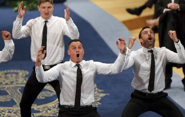 Israel Dagg, Jordie Barrett, Keven Mealamu, y Conrad Smith, jugadores de los All Blacks, la selección masculina de rugby de Nueva Zelanda, realizan la "haka", danza tradicional Maorí durante la ceremonia de entrega de los Premios Princesa de Asturias 2017 de los Deportes