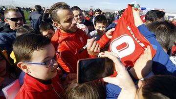 Roberto Soldado con la afición del Granada.