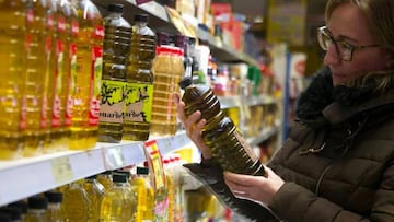 ¿A cuánto me tienen que cobrar el aceite de oliva sin IVA? El precio a partir del 1 de julio en Mercadona, Día, Alcampo...