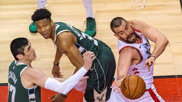 Marc Gasol (d) de los Toronto Raptors en acción ante Ersan Ilyasova (i) y Giannis Antetokounmpo (d) de los Milwaukee Bucks.