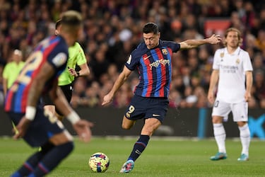 Disparo desde la frontal del área Robert Lewandowski y Thibaut Courtois despeja de puños.