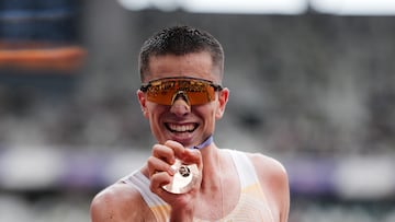 Paul McGrath, con su medalla de bronce (Sportmedia/RFEA).