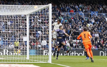 Ocasión de cabeza del jugador del Real Madrid Casemiro que se fue fuera.