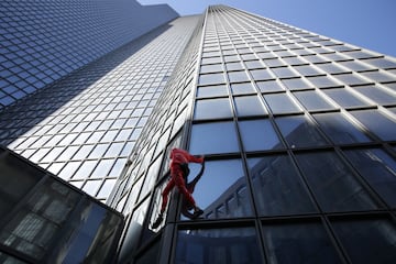 Alain Robert es un escalador de 60 años que se dedica a concienciar a los gobiernos para la lucha del cambio climático. Esta vez ha escalado un rascacielo de La Défense, un moderno barrio de negocios situado al oeste de París.