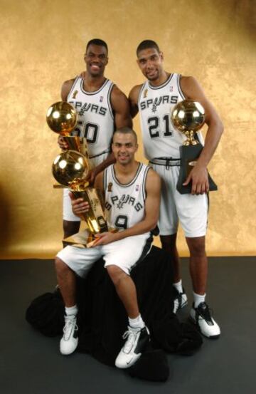 En 2003 David Robinson #50, Tim Duncan #21 y Tony Parker #39 de los San Antonio Spurs con el trofeo Larry O'Brien.