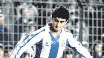 <b>PRECISIÓN. </b>Ernesto Valverde se apresta a lanzar un centro, en Sarrià.