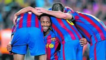 <b>INSÓLITO. </b>Seydou Keita se ve envuelto por varios compañeros, después de marcar uno de sus tres goles al Zaragoza, su primer 'triplete'.