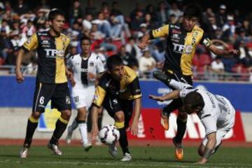 Emiliano Vecchio lucha la pelota contra la defensa de Coquimbo.