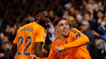 LEGANÉS (MADRID), 24/11/2024.- El centrocampista uruguayo del Real Madrid, Federico Valverde, celebra el segundo gol del equipo madridista durante el encuentro correspondiente a la jornada 14 de Laliga EA Sports que disputan hoy domingo Leganés y Real Madrid en el estadio de Butarque, en Leganés. EFE / Sergio Pérez.