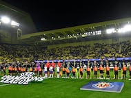 Soccer Football - UEFA Champions League - Villarreal v FC Copenhagen - Estadio de la Ceramica, Villarreal, Spain - December 10, 2025 Villarreal and FC Copenhagen players line up before the match REUTERS/Pablo Morano