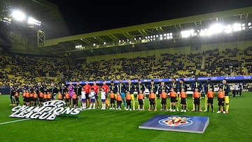 Soccer Football - UEFA Champions League - Villarreal v FC Copenhagen - Estadio de la Ceramica, Villarreal, Spain - December 10, 2025 Villarreal and FC Copenhagen players line up before the match REUTERS/Pablo Morano