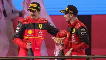 Sainz y Leclerc en el podio de Yeda.
