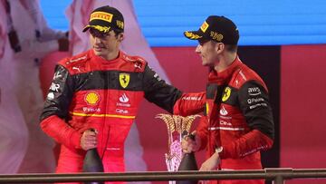 Sainz y Leclerc en el podio de Yeda.