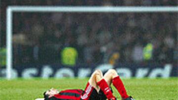 <B>HUNDIDOS DESDE GLASGOW</B>. Oliver Neuville, desconsolado tras perder en Hampden Park la final de la Champions 2002 ante el Real Madrid.