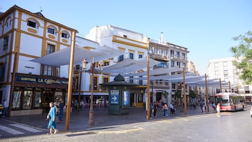 En algunas calles del centro de Sevilla ha empezado a instalarse los toldos para calmar el calor de la primavera y el verano, a 19 de abril de 2023 en Sevilla (Andalucía, España). El ayuntamiento de Sevilla ha comenzado con instalación de los toldos en algunas del centro de Sevilla. La calle Sierpes, Tetuán, plaza de la Campana o plaza de San Francisco, será parte de los enclaves donde se instalarán los toldos.
19 ABRIL 2023
Joaquin Corchero / Europa Press
19/04/2023