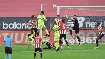 Savic se impone en el salto y marca ante el Athletic.