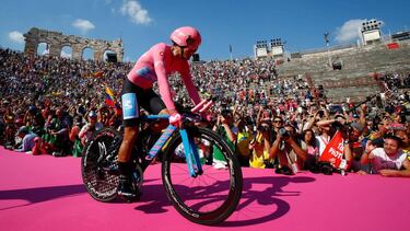 (FILES) In this file photo taken on June 2, 2019 Overall race winner Team Movistar rider Ecuador's Richard Carapaz reacts as he enters the arena after competing in stage twenty-one, the final stage of the 102nd Giro d'Italia - Tour of Italy - cycle race,