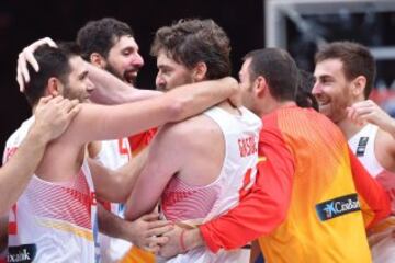 Espa?a celebr¨® el pase a la final del europeo. Pau Gasol y Felipe Reyes.