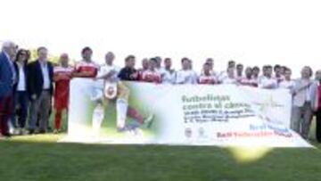 UNIDOS. Los futbolistas de ambos equipos posaron juntos con la pancarta del partido, organizado por la Fundaci&oacute;n Vencer el C&aacute;ncer.
 