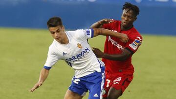 Bermejo protege un balón ante la presencia de Keita.