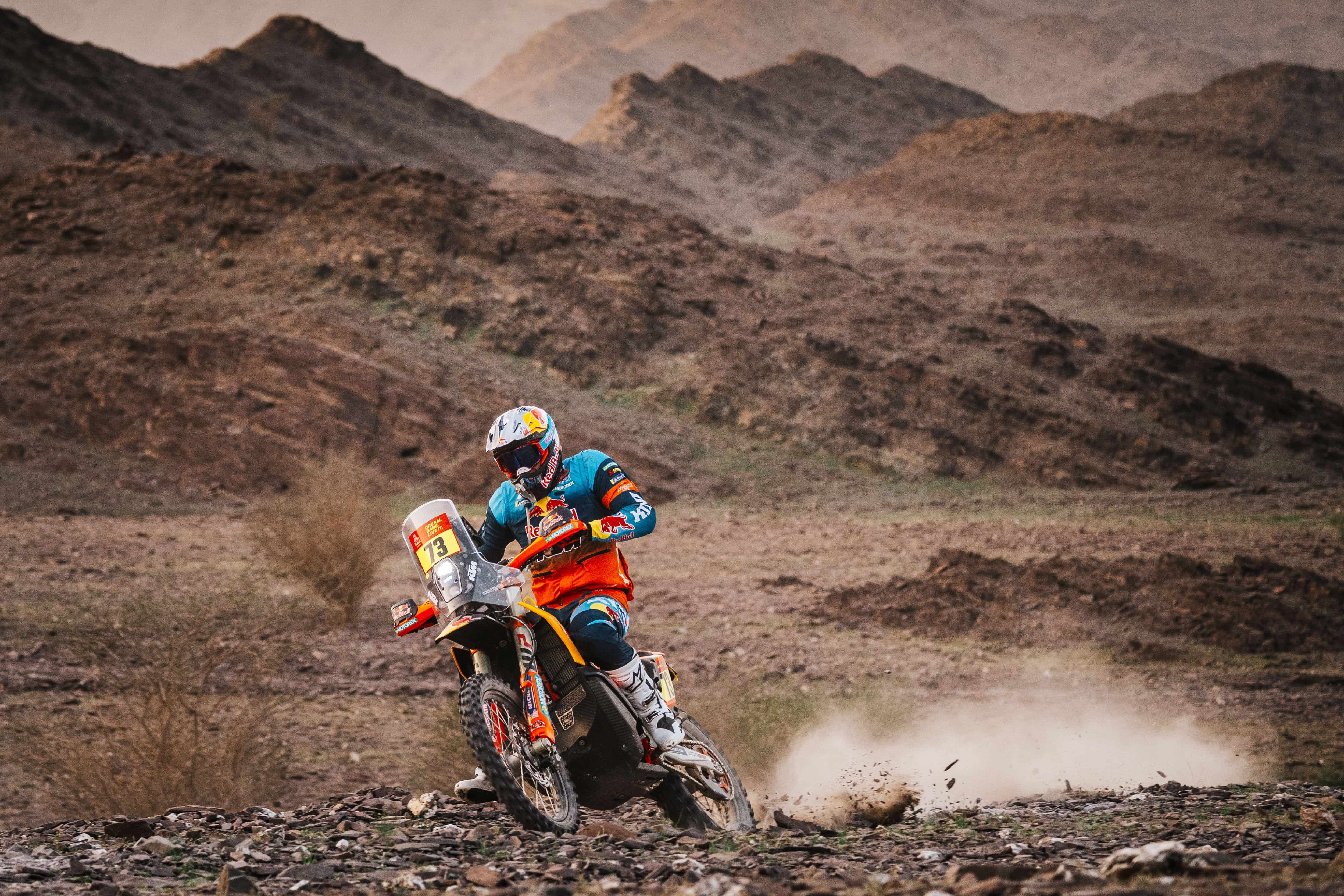 YANBU, 05/01/2026.- El catalán Edgar Canet (Red Bull KTM Factory) cedió el liderato en la categoría de motos del Dakar 2026 a su compañero Daniel Sanders, defensor del título, tras la segunda etapa, disputada entre Yanbu y AlUla, con 400 kilómetros cronometrados y 104 de enlace. EFE/ Edgarcanetpress *****SOLO USO EDITORIAL/SOLO DISPONIBLE PARA ILUSTRAR LA NOTICIA QUE ACOMPAÑA (CRÉDITO OBLIGATORIO) *****