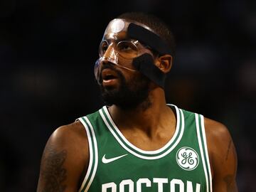 El jugador de los Boston Celtics Kyrie Irving con máscara en 2017.