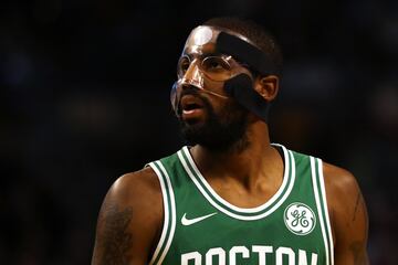 El jugador de los Boston Celtics Kyrie Irving con máscara en 2017.