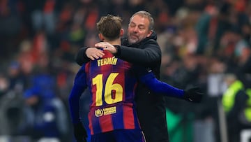 PRAGUE (Czech Republic), 21/01/2026.- Barcelona's Fermin Lopez (L) celebrates with head coach Hansi Flick (R) after scoring the 1-2 goal during the UEFA Champions League match between SK Slavia Praha and FC Barcelona, in Prague, Czechia, 21 January 2026. (Liga de Campeones, Praga) EFE/EPA/MARTIN DIVISEK