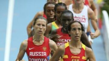 La atleta espa&ntilde;ola Dolores Checa (dcha), y la rusa Elena Nagovitsyna (izda) compiten en los 5.000m femeninos.