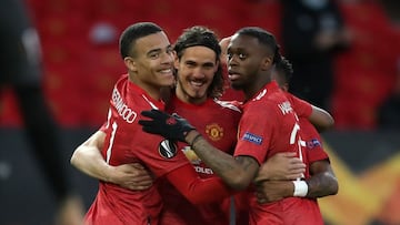 15 April 2021, United Kingdom, Manchester: Manchester United's Edinson Cavani (C) celebrates scoring his side's first goal with teammates during the UEFA Europa League quarter final, second leg soccer match between Manchester United and Gra