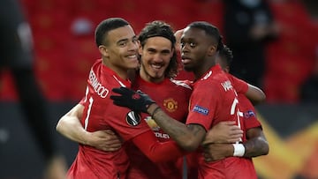 15 April 2021, United Kingdom, Manchester: Manchester United&#039;s Edinson Cavani (C)&nbsp;celebrates scoring his side&#039;s first goal with teammates during the UEFA Europa League quarter final, second leg soccer match between Manchester United and Gra