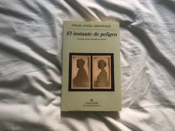 'El instante de peligro' es la segunda novela del escritor murciano Miguel Ángel Hernández, también profesor de arte contemporáneo. Lo escribió entre 'El dolor de los demás', uno de los impactos literarios de 2019, libro del año en Murcia, e 'Intento de escapada', un libro brutal e impactante que combina los dos mundos de Hernández, la escritura y el arte. Con un estilo peculiar y poderoso, todas sus novelas te atrapan. Si no lo conoces, adelante: es el momento de descubrirle. Muy recomendable toda su obra.