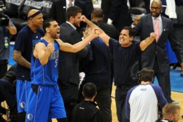 Salah Mejri y Mark Cuban, propietario de los Dallas Mavericks celebran la victoria.
