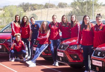 Las jugadoras de la Selección posan con sus nuevos coches