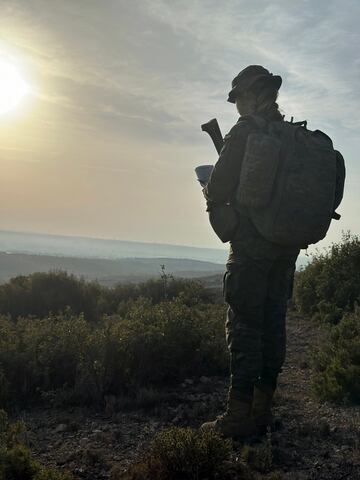 La princesa Leonor observa el terreno durante los recorridos topográficos. 